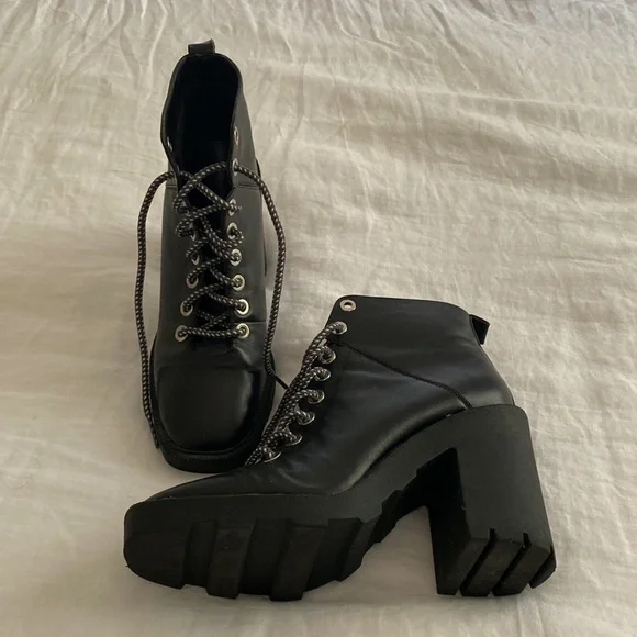 Lace up chunky heel boots - Picture 2 of 3